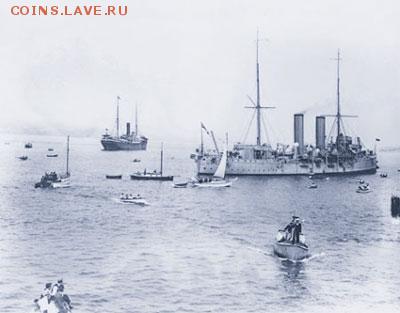 Komagata Maru (самый дальний корабль слева) идет в сопровождении HMCS Rainbow  и  маленьких лодок - Komagata_Maru_and_Rainbow