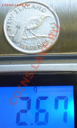 Новая Зеландия: Ag-500 6 пенсов 1943 до 22.11.11 22-00 - 6 пенсов НЗ на весах.JPG