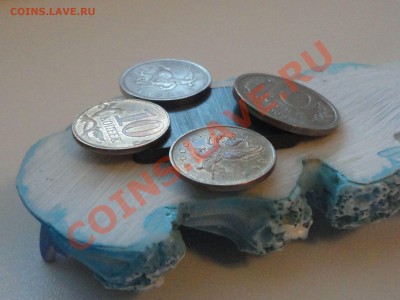10 РУБЛЕЙ 1993 ЛМД (НЕМАГНИТ) НА 3 МОНЕТЫ 1,2,5 РУБЛЕЙ 2003 - Монета на магните.JPG