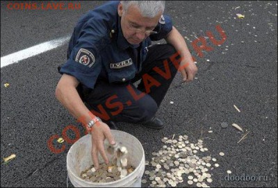 В Италии перевернулся грузовик с монетами. - x_613b9add