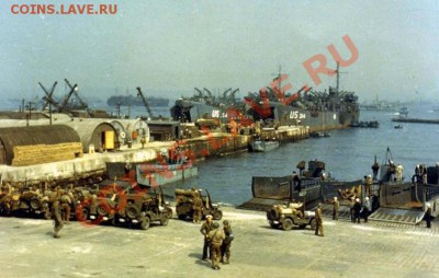 Общий вид на английский порт. На переднем плане проходит погрузка джипов на десантные катера; на заднем плане на суда погружают более крупные грузовики и грузовики-амфибии.На переднем плане монеты угадываются десантные катера. - -vysadki-soyuznikov-v-normandii