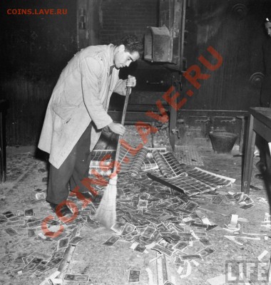билеты ммм - A man sweeping old drachmas into the furnace.1944