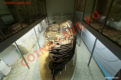 В музее Античного корабля (Shipwreck Museum) хранится ценнейший экспонат - останки торгового судна времен Александра Македонского, которое затонуло в открытом море на расстоянии одной мили от порта Кирении. Аквалангист Андреаса Кариолу, который  обнаружил на тридцатиметровой глубине скопление амфор., обратил на них внимание зарубежных ученых и настоял на необходимости изучения прибрежных вод Кипра. Это его открытие привело к замечательной находке: под обнаруженными ранее амфорами оказался хорошо сохранившийся корпус античного судна. Международной бригаде ученых понадобились восемь лет упорного труда, чтобы поднять корабль на поверхность, восстановить и законсервировать корпус.  Ученые  подняли его на поверхность вместе с грузом (столовые приборы, амфоры, наполненные миндалем). На сегодняшний день это старейшая из найденных жертв морской стихии. Хотя затопление корабля могло быть вызвано разными причинами, но данные свидетельствуют о том, что, скорее всего это произошло из-за его износа или нападения пиратов. Археологи обнаружили в корпусе наконечники от оружия, что может свидетельствовать о нападении на корабль. В виду того, что корабль был торговым, на нём должны были находиться меры веса и монеты, но они не были обнаружены. Также не был найден хоть какой-либо ценный груз, что возможно является подтверждением теории ограбления судна пиратами и его дальнейшего потопления. Найденный на судне груз представляет собой 400 амфор для вина, миндаль в банках, 29 жерновов, множество свинца, большую кастрюлю и бронзовый котёл. Найденные четыре чаши для питья, четыре деревянные ложки и четыре кувшина для масла позволяют предположить, что экипаж состоял из четырёх моряков. Под воздействием воды и времени остов корабля распался и стал одномерным, но все части корпуса остались на месте в виде чертежа с отдельно вынесенными деталями. Археологи скрупулезно восстановили корабль. Длина его оказалась 14,3 м, ширина по бимсу - 4,3 м. Это самое древнее из судов, поднятых со дна моря: радиоуглеродный метод датировки деревянных частей судна, бронзовые монеты, найденные рядом с ним, позволяют определить возраст корабля - 2300 лет.Детали судна имели разный возраст,что  говорило о том,что оно неоднакратно ремонтировалось.Остатки миндаля, найденные в амфорах затонувшей возле Кипра «Кирении», помогли археологам ответить на вопрос, как долго продолжалась мореходная жизнь того, первого судна. Применив точные современные методы, они установили, что разница в возрасте сосновой древесины, из которой была построена «Кирения», и миндаля, сорванного перед последним отплытием, составила приблизительно сто лет. Остатки груза были тщательно исследованы учеными, это и дало возможность определить маршрут последнего плавания судна — от островов восточной части Эгейского моря к Родосу и далее, к Кипру. - останки торгового судна