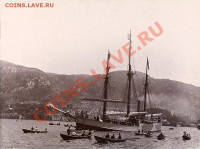 Отплытие «Фрама» из Бергена 2 июля 1893 г.План Нансена заключался в плавании специально сконструированного судна, которым являлся «Фрам», по Северо-восточному проходу к Новосибирским островам, где оно должно было вмерзнуть во льды. - Fram_Bergen_1893