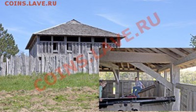 На самой Плимутской плантации, среди лесистых холмов у океанического побережья, сейчас воссоздано поселение первых в здешних местах европейских колонистов. Конечно, от первоначального посёлка в Плимуте ничего не осталось, но воспроизведено здесь всё так, как было при пилигримах: и частокол ограды, и крепость, и дома колонистов со всем их внутренним убранством, и даже засеянные огороды и поля.Уклад жизни первых поселенцев был очень нехитрым: низкие тёмные домишки с маленькими окошками и подвешенными под потолок запасами сушёных овощей, массивная грубоватая деревянная мебель и под стать ей посуда...Но Плимутская плантация от подобных ей историко-этнографических деревень отличается тем, что она населена. По улочкам поселения ходят мужчины и женщины в костюмах начала XVII века, огороды здесь обрабатываются так же, как это делалось 380 лет назад. И главное обитатели этого поселения говорят на языке того времени.Это строение более всего подходит к изображенному на жетоне,внизу распологается церковь.а на верху сторожевой пост. - современная колония
