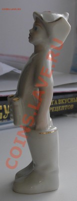 Статуэтка (фарфор) Мальчик в буденовке, сапогах с биноклем - PB240005.JPG