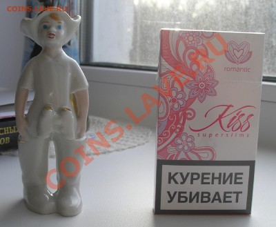 Статуэтка (фарфор) Мальчик в буденовке, сапогах с биноклем - PB240001.JPG