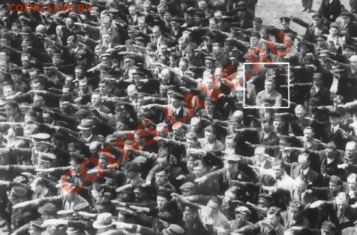 Тема конечно не приятная,но куда деваться-это история.Вот так человек выражал недавольство нацистким режимом,испортил фотку немецким агитаторам. - ххх