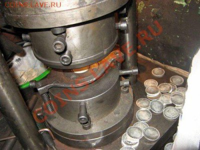КНР  призводство фальшивых монет - chinese_counterfeiters_coin_press