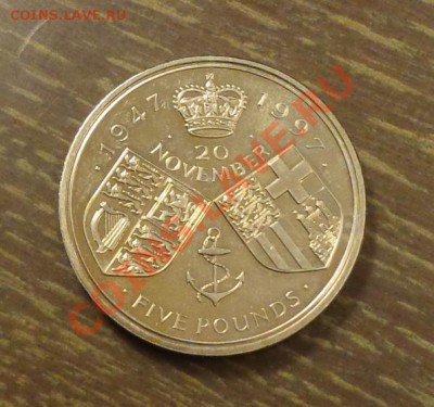 АНГЛИЯ - 5 ФУНТОВ 50 лет свадьбы королевы до 9.01, 22.00 - 5 фунтов - два щита 1