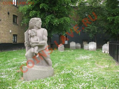 Памятник капитану Кристоферу Джонсу стоит во дворе церкви Святой Девы Марии в Ротерхите, где моряк закончил свои дни.На руках у Джонса ребёнок, капитан обернулся назад – он смотрит на английский берег, к которому всё-таки вернулся. Ребёнок же смотрит вперёд – туда, где за океаном лежит желанная Америка.Кристофер Джонс был капитаном «Мэйфлауэра», торгового судна, нанятого группой английских пуритан для их переправки из Европы в Америку, подальше от преследований короля Якова I. - 62961