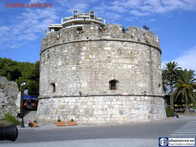 Дуррес (алб. Durrës, Durrësi), Диррахий (греч. Δυρράχιο), Драч (болг., серб. Драч), Дураццо (итал. Durazzo) — второй по величине и наиболее богатый на исторические воспоминания город Албании. Расположен на побережье Адриатического моря в 33 км западнее Тираны, напротив итальянских портов Бари (в 300 км к западу) и Бриндизи (в 200 км). Население около 114 тыс. чел. (2003). Город был основан в 627 до н. э. под названием Эпидамн (Επίδαμνος) греческими[1] колонистами города Коринф и острова Корфу (современный Керкира на иллирийском побережье). Эпидамн был построен в очень выгодном месте: созданная природой гавань была окружена с суши болотами, а с моря высокими утёсами, что делало город неприступным. - durres_big