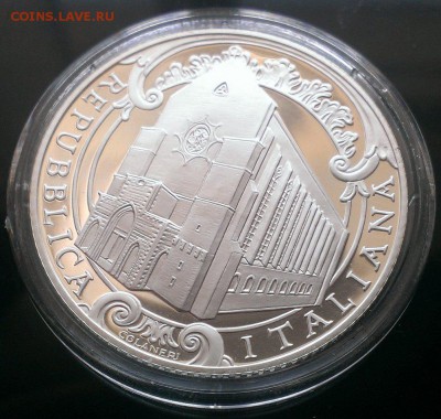 ИТАЛИЯ 5 евро 2010 САНТА КИАРА - 1
