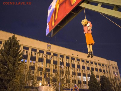 Ну а теперь про Украину - An effigy depicting Ukrainian politician and presidential candidate Yulia Tymoshenko is hanged on a advertisement board in front of the offices of the SBU state security service in Luhansk