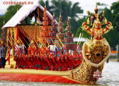 Narai Song Suban HM Rama IX – единственная лодка, построенная во времена Рамы IX  в 1994 году. Окончание строительства было приурочено к 50-летнему юбилею вступления на престол Пумипона Адульядета. Нос лодки украшает мифическая птица Гаруда(красно-золотое мифическое создание, наполовину человек, наполовину птица.). Управляет лодкой 50 гребцов. - тайланд