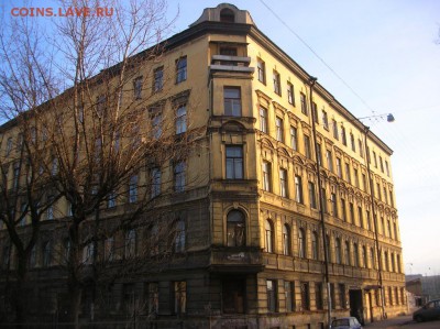 Поиск монет в заброшенных домах - photo_183-188044