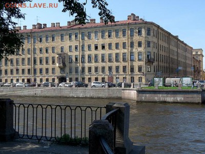 Поиск монет в заброшенных домах - photo_48-49158