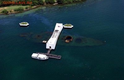 «Аризона» (англ. USS Arizona) — американский линкор типа «Пенсильвания». Спущен на воду 19 июня1915 года. Потоплен японской авиацией 7 декабря 1941 года в Пёрл-Харборе. Не поднят. Останки корабля, находящиеся на дне бухты, превращены в мемориал.Во время налёта японской авиации в линкор попали четыре мощных авиабомбы. Попав в носовые отсеки и пробив несколько палуб, они взорвались глубоко в корпусе корабля, где располагались запасы снарядов для орудий главного калибра и тонны горючего. Взрыв поднял волну, сравнимую с цунами. «Аризона» раскололась на две части и затонула в течение нескольких минут. Из примерно 1400 человек, находившихся на борту, 1177 человек погибли. - USS_Arizona_Memorial_(aerial_view)