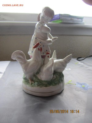 Фарфоровая статуэтка "Девочка с курицами" Дулёво - poultry-face