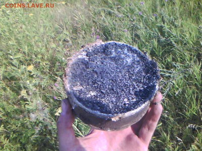 Металлическая круглая коробка с какими-то гранулами - IMG0025A