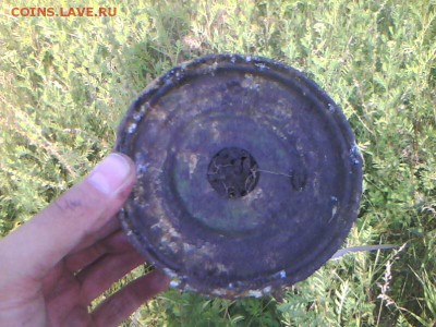Металлическая круглая коробка с какими-то гранулами - IMG0024A