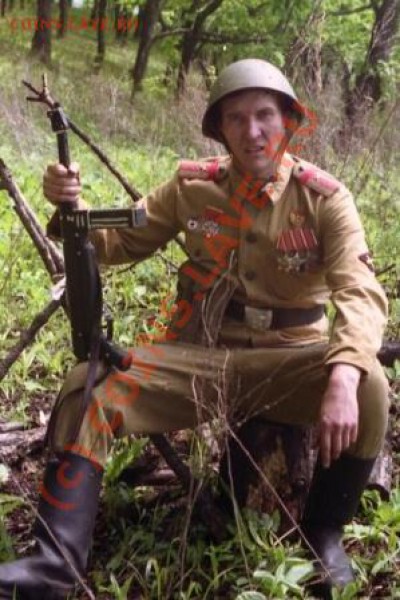 Наш ротный старшина имеет ордена... - в каске