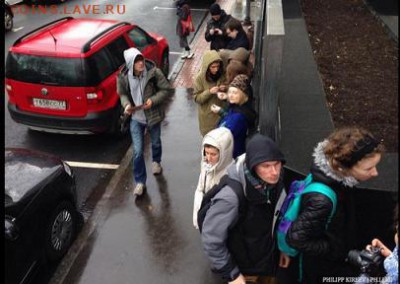 Бойкот МакДональдсу! А лучше вообще его закрыть по всей РФ! - Придурки в очереди в закрытый Мак.JPG