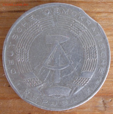 Выкус. ГДР, 50 пфеннигов 1971 - 50 пфеннигов 1971 герб.JPG
