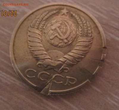 Разновидности брака. 15 коп 1983 г и 2 р 1997 г - ч.  аверс-герб, ссср, 15 к 1983 г. Три вмятины(как от монеты) справа и глубокая внизу IMG_3796.JPG