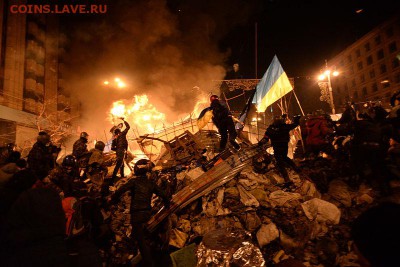 Ну а теперь про Украину - SState_flag_of_Ukraine_carried_by_a_protester_to_the_heart_of_developing_clashes_in_Kyiv,_Ukraine._Events_of_February_18,_2014