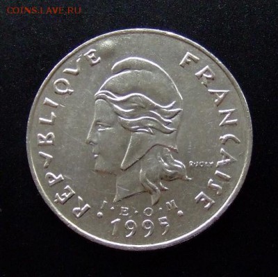 4 - Франц. Полинезия 50 франков (1998) «Скалы, проа и хижина» (d-33мм) №1 А