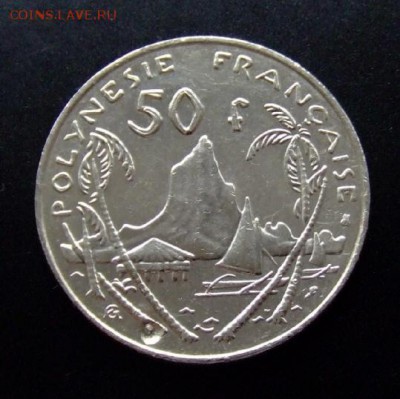 4 - Франц. Полинезия 50 франков (1998) «Скалы, проа и хижина» (d-33мм) №1 Р