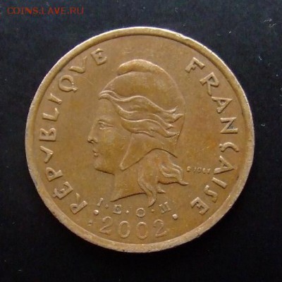 4 - Франц. Полинезия 100 франков (2002) «Скалы, проа и хижина» d-30мм А