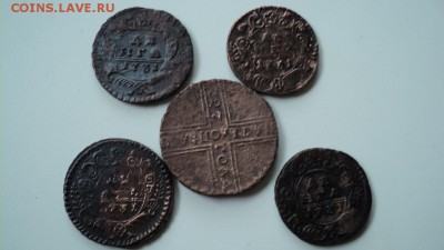 Пять копеек 1727 и 4 монетки денга 1731 гг - DSC07572.JPG