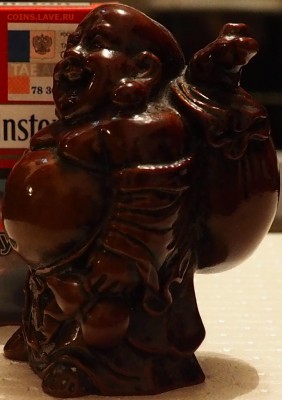 СТАТУЭТКА КИТАЙСК ДЯДИ С МЕШКОМ НА СПИНЕ И КУВШИНОМ В РУКЕ - P8160019.JPG