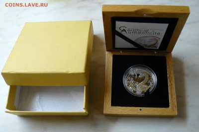 Картонная коробочка в 2х местах надорвана по углам. - P1030879.JPG