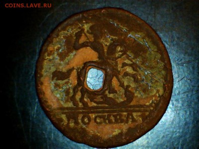 в монете отверстие,предположительно от кованного гвоздя! - 01
