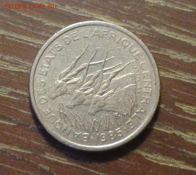 ЦЕНТР. АФРИКА - ТРИ АНТИЛОПЫ до 6.11, 22.00 - Центр. Африка 50 фр. три антилопы-1