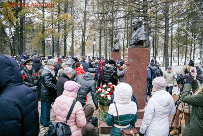 Умер Михаил Калашников... - Памятник Калашникову - 02