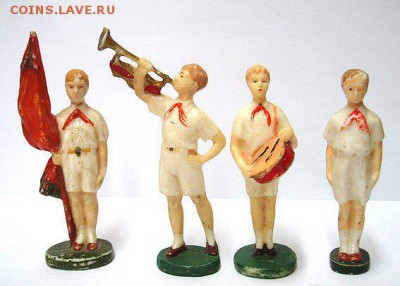 Пионер барабанщик , пластик . Игрушки СССР . - пионЭры
