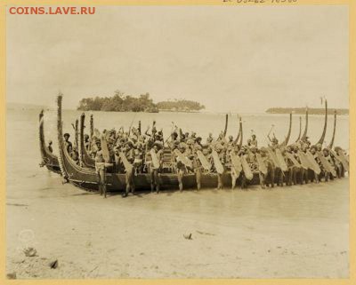 На данной фотографии изображены воины, стоящие вдоль военных каноэ на побережье Велла-Лавелла, одного из Соломоновых островов. Фотография была сделана Эдвардом А. Солсбери (1875-1962 гг.), американским исследователем, писателем и продюсером первых фильмов о путешествиях. В 20-е годы XX века Солсбери опубликовал рассказы о своих экспедициях в юго-восточную часть Тихого океана в Азии: 