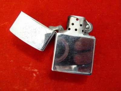 Zippo - yQ6dbgSjmku