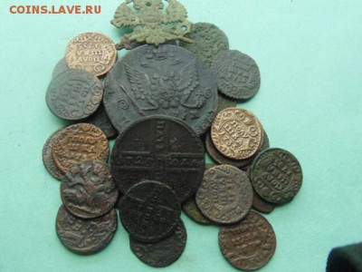 В этой кучке показан пятак 1725 года,1 копейка Москва 1728 года и Екатерининский пятак. - 14520077296898