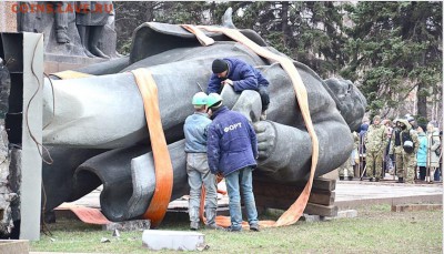 Снесли самый большой памятник Ленину на Украине! - image