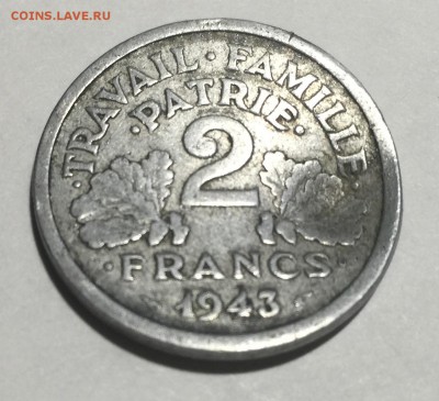 2 Франка 1943 с следом от пули - image