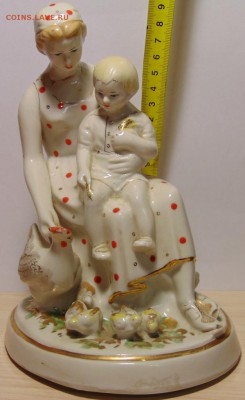 Мама с ребенком,кормящие кур. УФ Чудово оценка - DSC03760.JPG