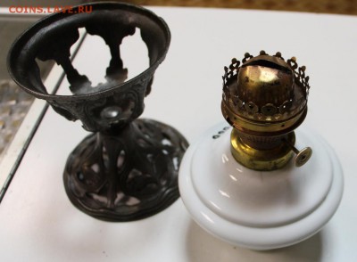 Лампа керосиновая с чугунной подставкой. *** 3,05,16 в 22,00 - 24,03,2 004