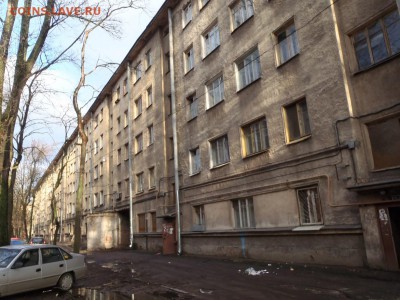 Поиск монет в заброшенных домах - photo_167-171776