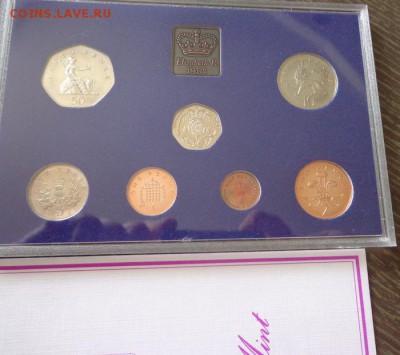 АНГЛИЯ - оф. жесткий годовой набор 1982 г. до 11.10, 22.00 - Англия набор 1982 коробка в конверте синяя_2