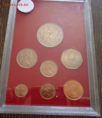 АНГЛИЯ - жест. наб. 1977 г. 25 ЛЕТ НА ПРЕСТОЛЕ 11.10, 22.00 - Англия набор Серебряный юбилей (королева на лошади) коробка пластик кр. фон_2